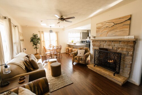 ROMANTIC HOT TUB, FIREPLACE, FENCED YARD, COUNTRY TRANQUILITY, 100 meg WIFI