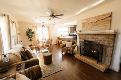 ROMANTIC HOT TUB, FIREPLACE, FENCED YARD, COUNTRY TRANQUILITY, 100 meg WIFI