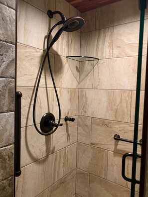 Chuveiro, secador de cabelo, piso aquecido, toalhas de banho