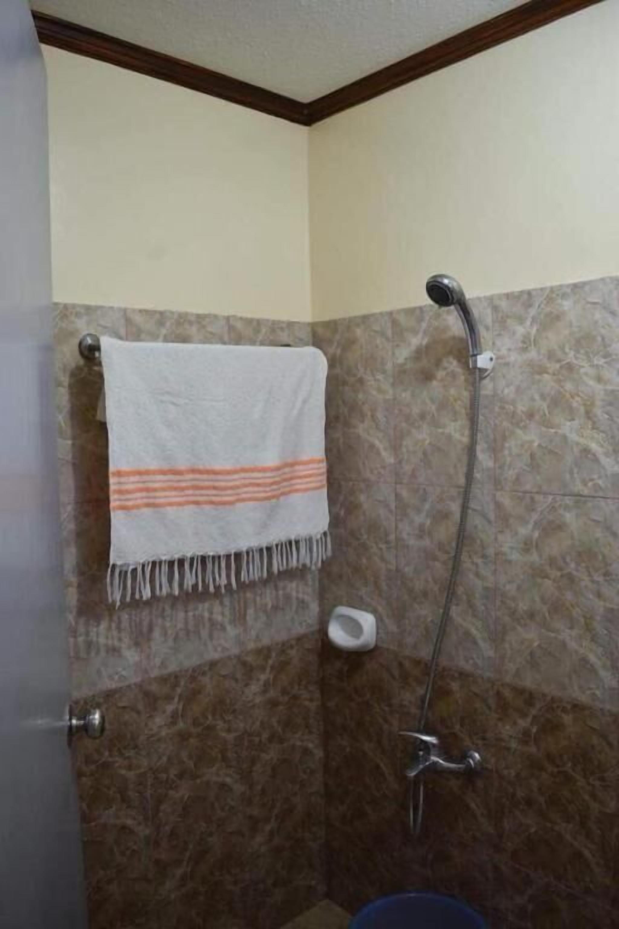 Een douche, een regendouche, handdoeken