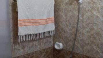 Een douche, een regendouche, handdoeken