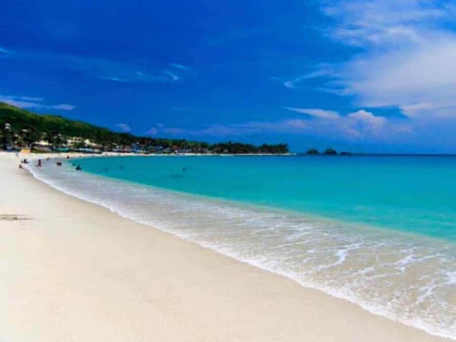 En la playa, arena blanca