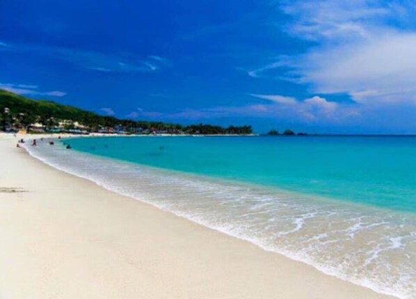 En la playa, arena blanca