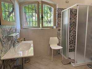 Douche, sèche-cheveux, bidet, serviettes fournies