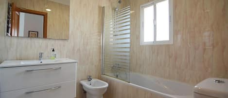 Ducha y bañera combinadas y toallas