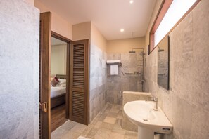Đồ dùng nhà tắm miễn phí, máy sấy tóc, áo choàng tắm 