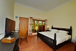 Deluxe Room | In-room safe, desk, iron/ironing board, rollaway beds