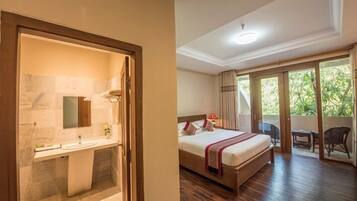 Habitación Deluxe | Caja fuerte, escritorio, tabla de planchar con plancha