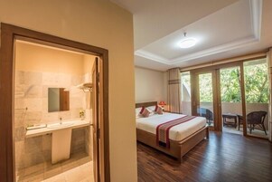 Habitación Deluxe | Caja fuerte, escritorio, tabla de planchar con plancha