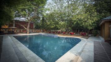 Una piscina al aire libre