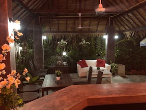 Quầy bar sát hồ bơi