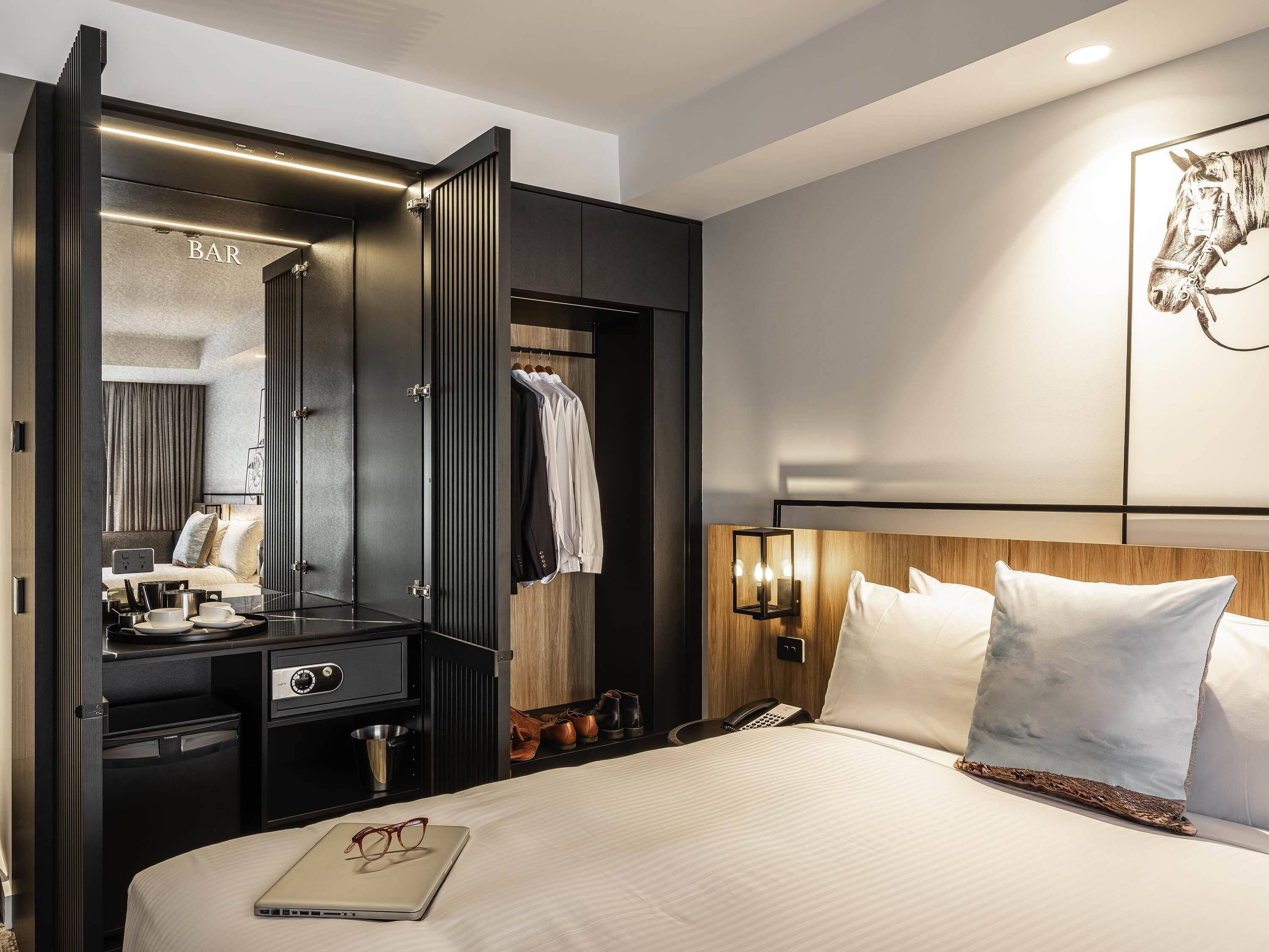 superior room, 1 king bed | 1 bedroom, minibar, in-room safe, desk