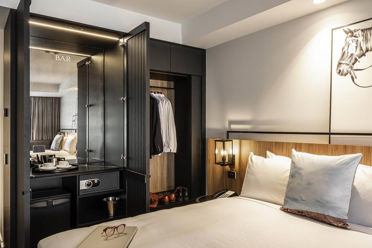 superior room, 1 king bed | 1 bedroom, minibar, in-room safe, desk