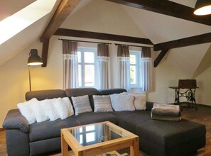 Una televisión, una chimenea