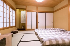 Family House | 4 bedrooms, free WiFi, bed sheets