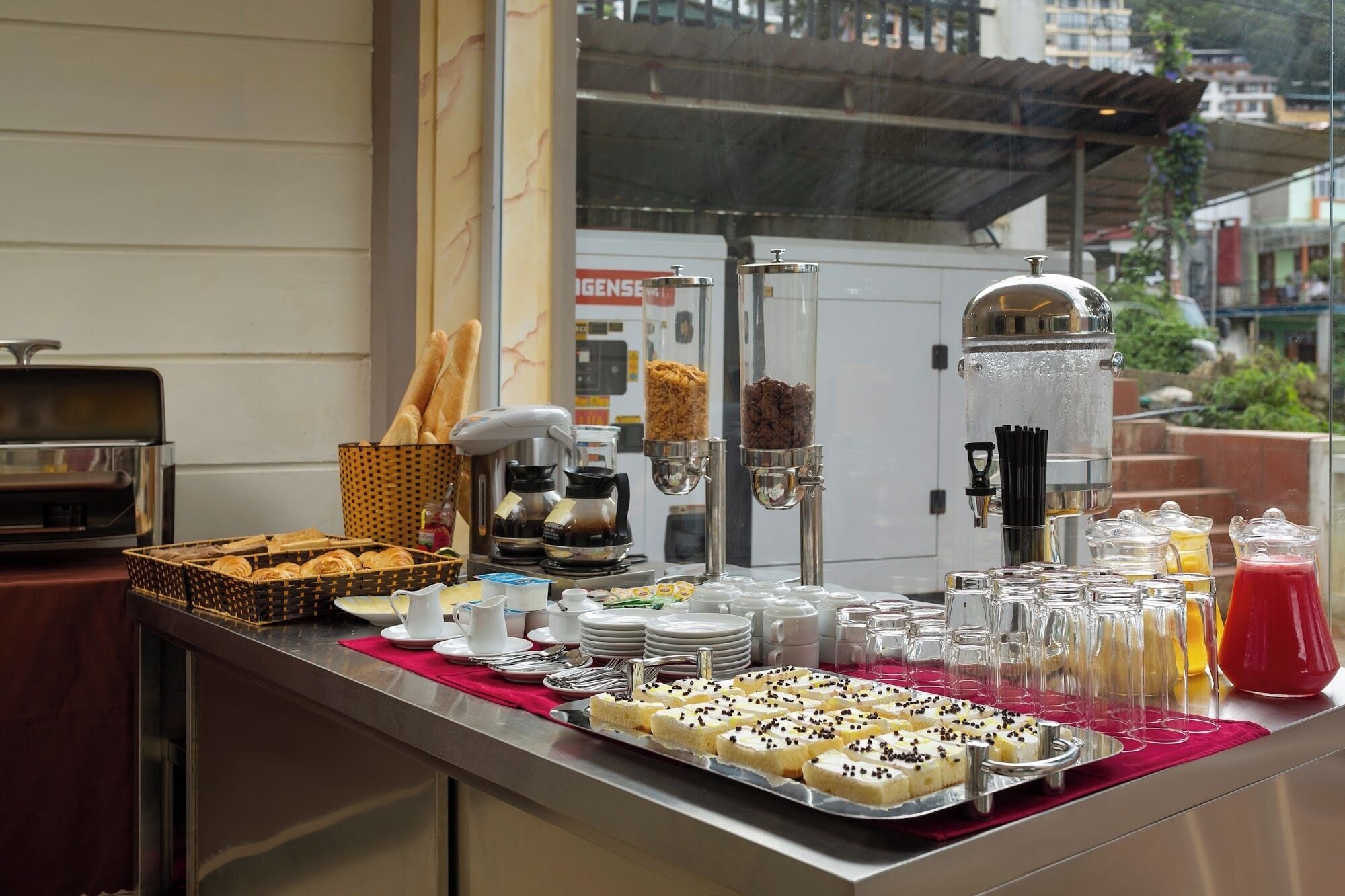 Un buffet proposant une variété de plats, des machines à café et différentes boissons.