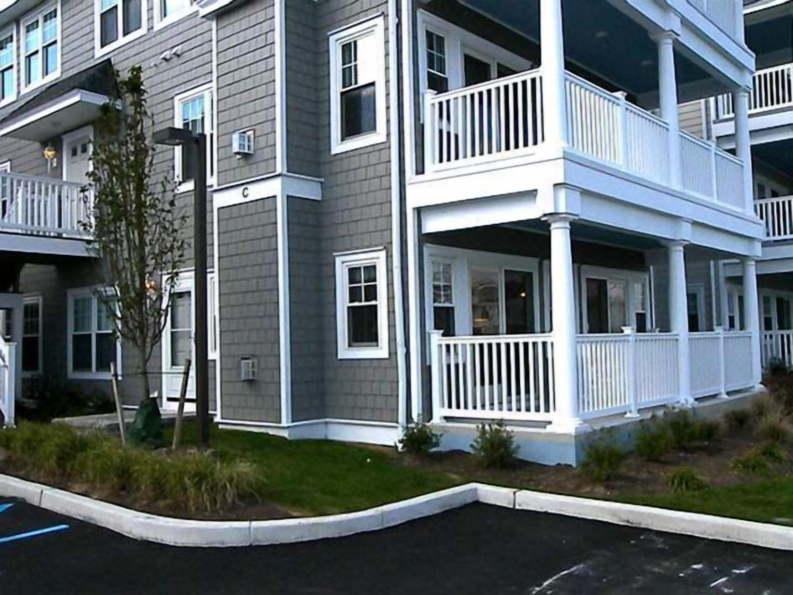 This lovely 3 bedroom, 2 bath Windward Harbor Condominium is beautifully decorated.