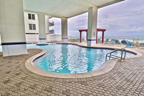 من حمّامات السباحة المغطاة