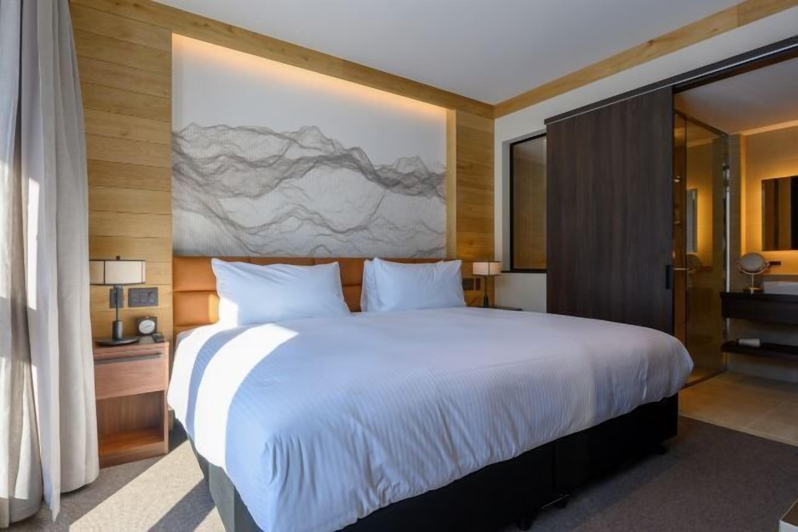 Caja de seguridad en la habitación y tabla de planchar con plancha 