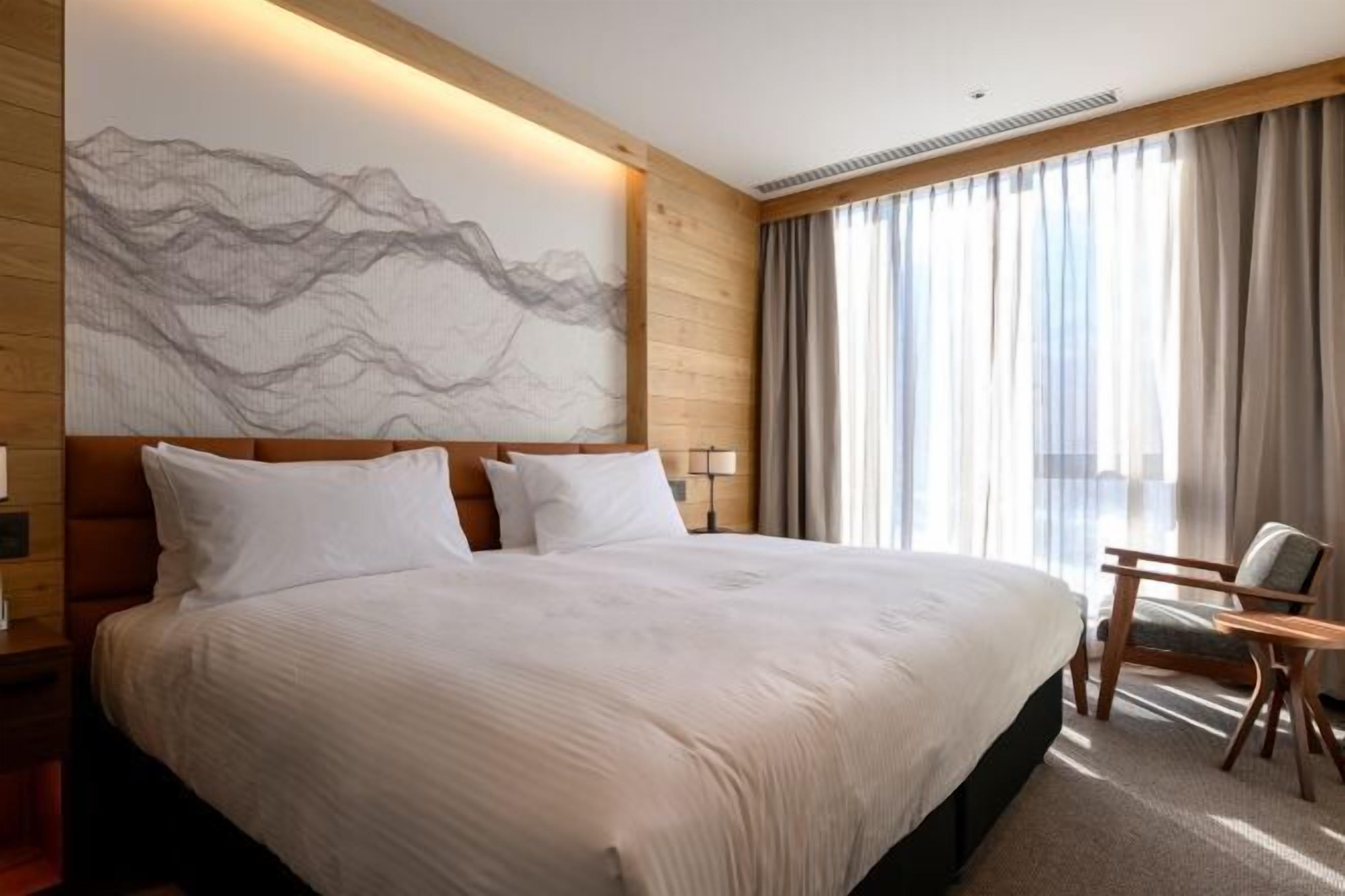 Caja de seguridad en la habitación y tabla de planchar con plancha 