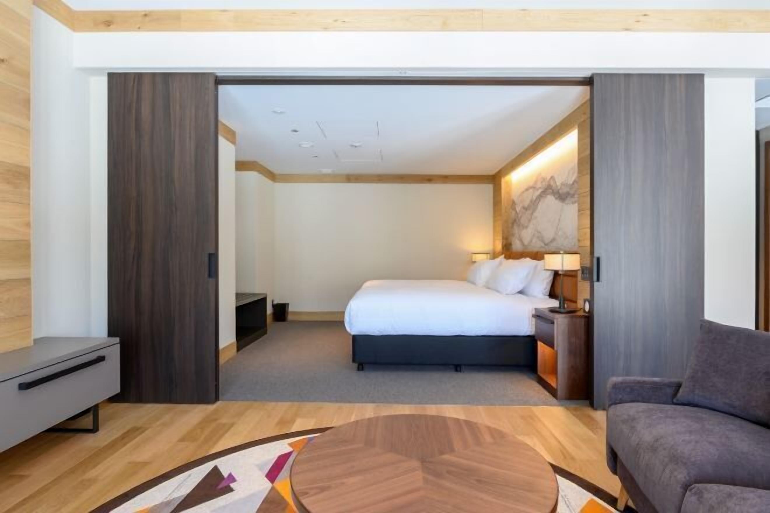 Caja de seguridad en la habitación y tabla de planchar con plancha 