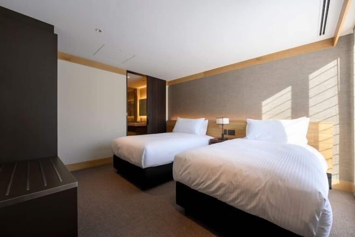 Caja de seguridad en la habitación y tabla de planchar con plancha