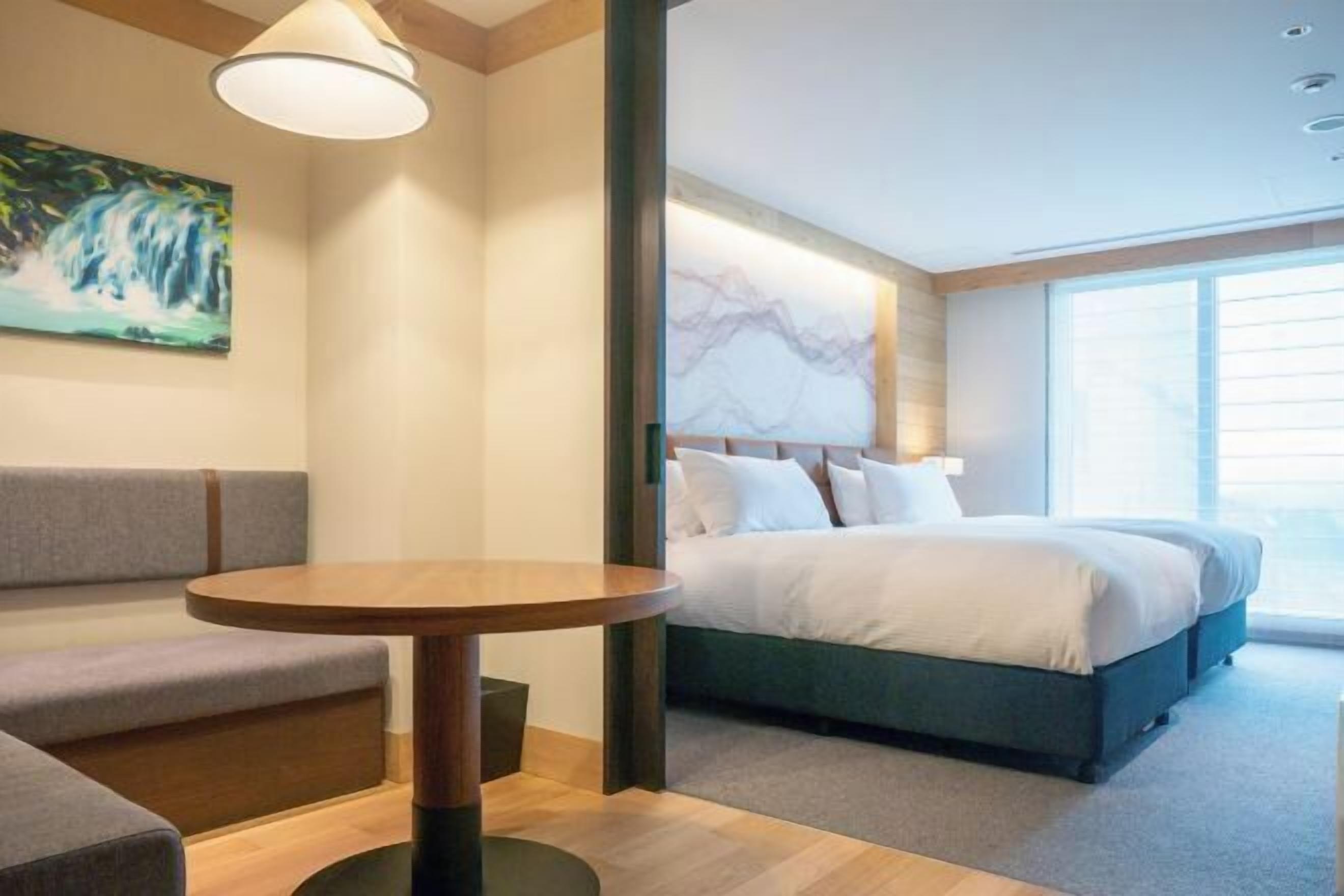 Caja de seguridad en la habitación y tabla de planchar con plancha 