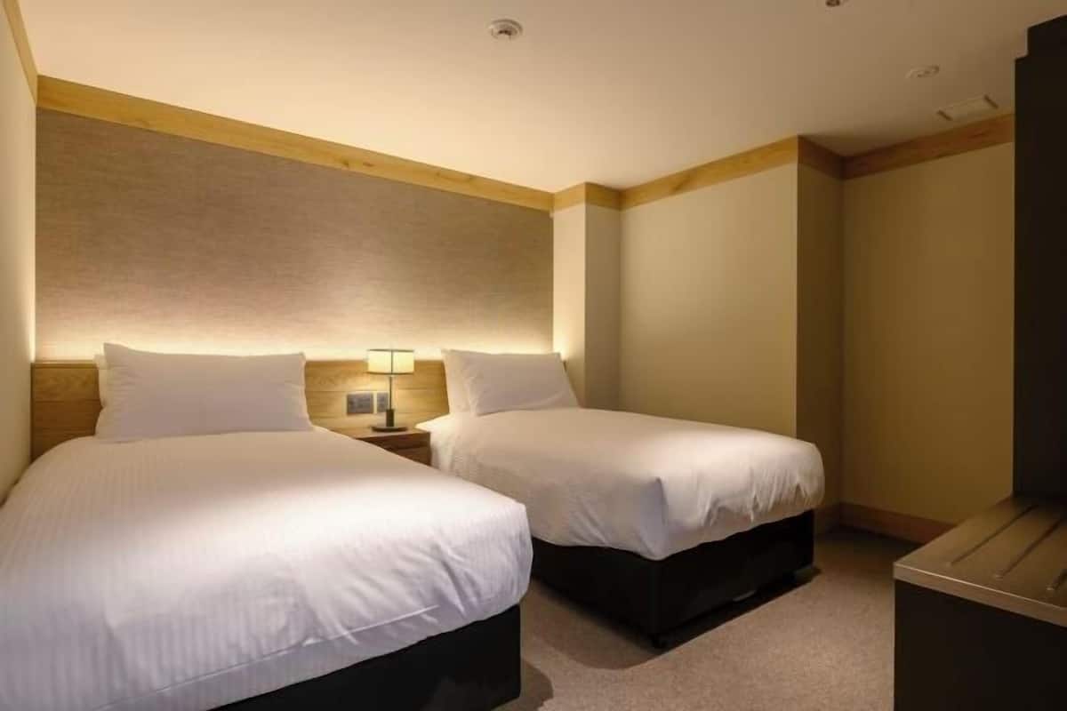 Caja de seguridad en la habitación y tabla de planchar con plancha