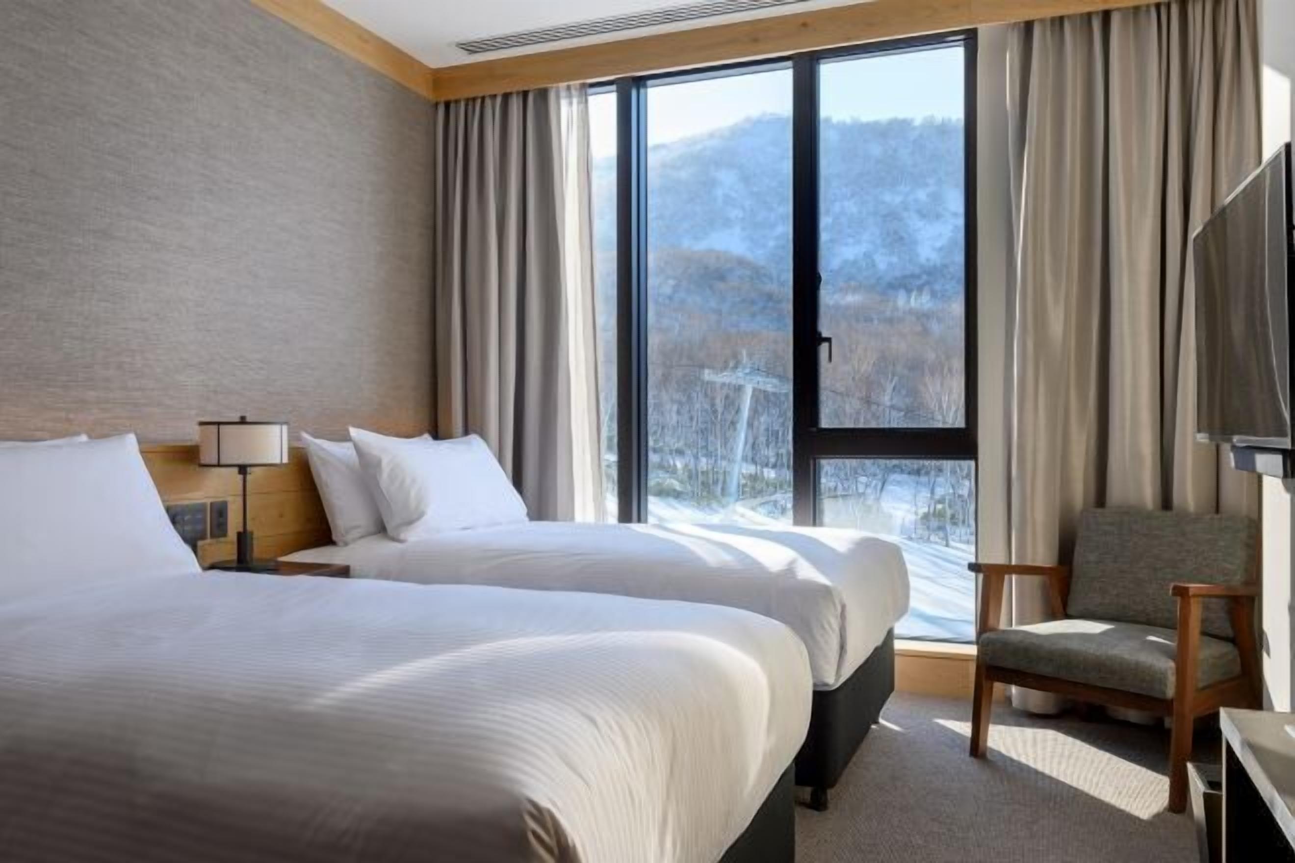 Caja de seguridad en la habitación y tabla de planchar con plancha 