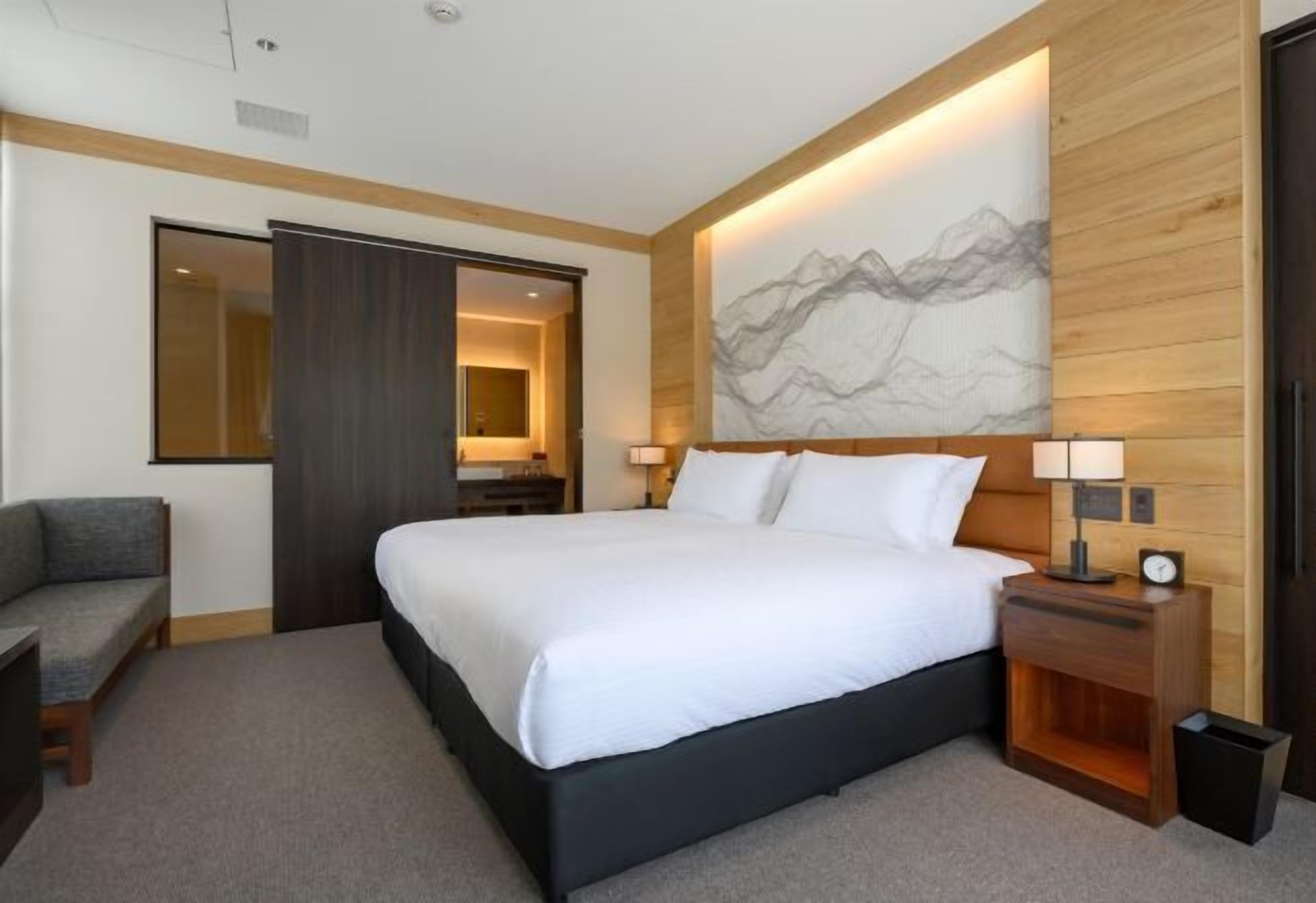 Caja de seguridad en la habitación y tabla de planchar con plancha 