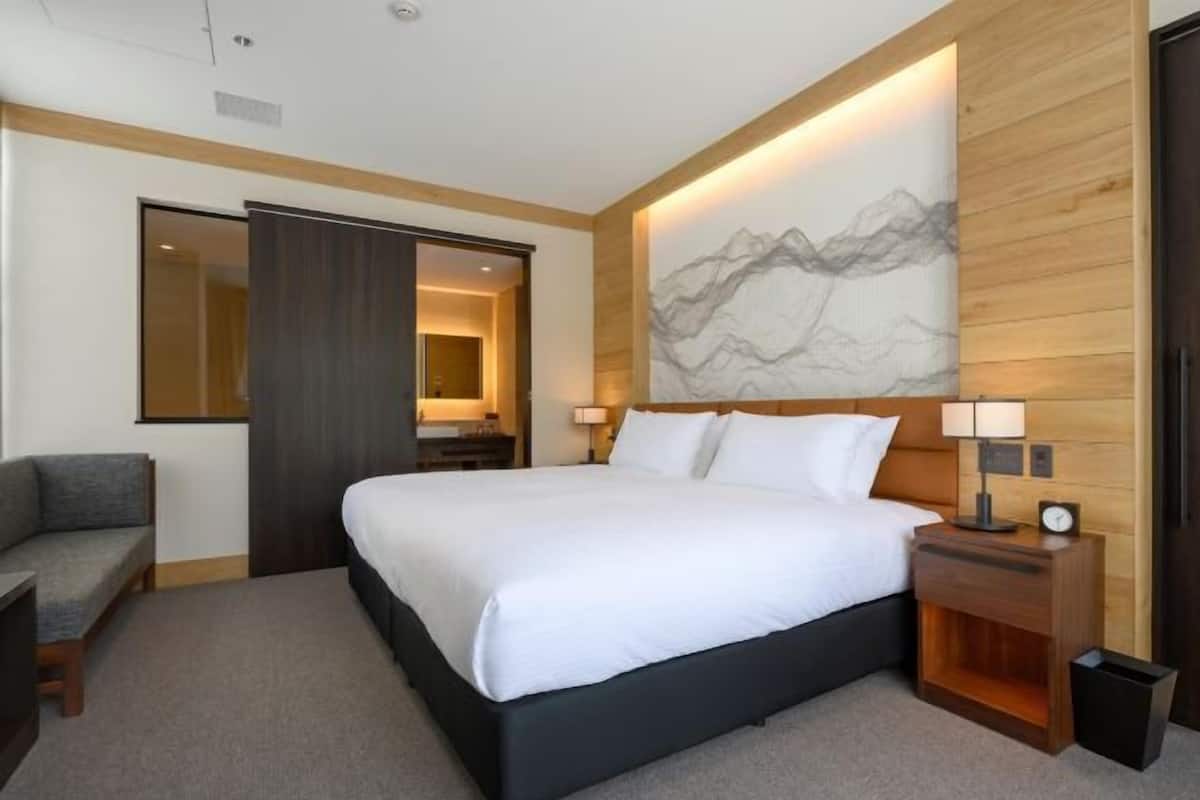 Caja de seguridad en la habitación y tabla de planchar con plancha