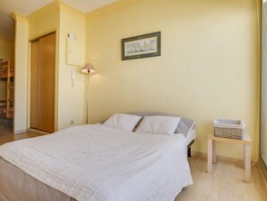 1 slaapkamer, een strijkplank/strijkijzer, wifi