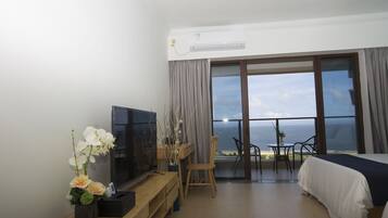 Schreibtisch, Verdunkelungsvorhänge, kostenloses WLAN