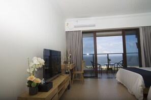 Schreibtisch, Verdunkelungsvorhänge, kostenloses WLAN