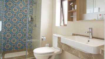 Dusche, kostenlose Toilettenartikel, Haartrockner, Hausschuhe