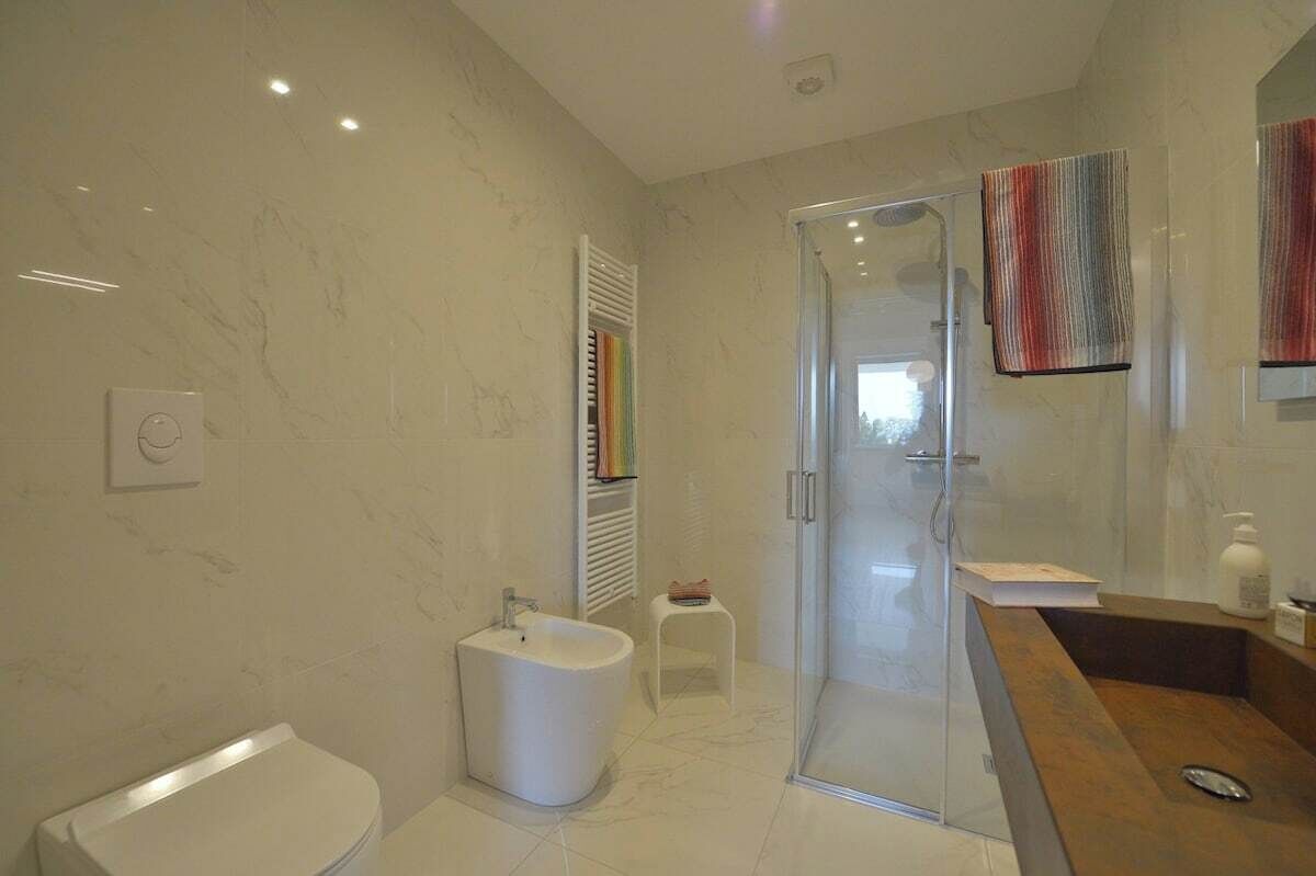 Douche, sèche-cheveux, serviettes fournies