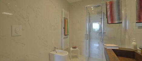 Douche, sèche-cheveux, serviettes fournies