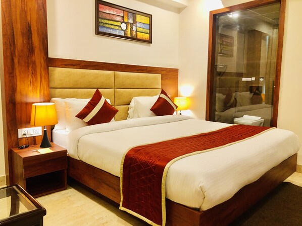 Desk, laptop workspace, soundproofing, free WiFi - Red Crown Hotel (New Delhi)