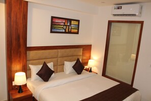 Desk, laptop workspace, soundproofing, free WiFi - Red Crown Hotel (New Delhi)