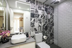 Shower, hair dryer, towels, soap - 2 minutes from Campanhã train station. 2 bedroom apartment (Porto)