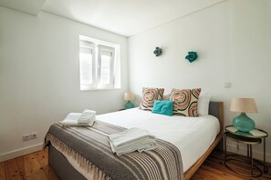 2 bedrooms, desk, iron/ironing board, travel cot - 2 minutes from Campanhã train station. 2 bedroom apartment (Porto)