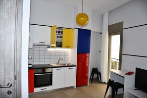 Kühlschrank, Ofen, Wasserkocher mit Kaffee-/Teezubehör, Wasserkocher