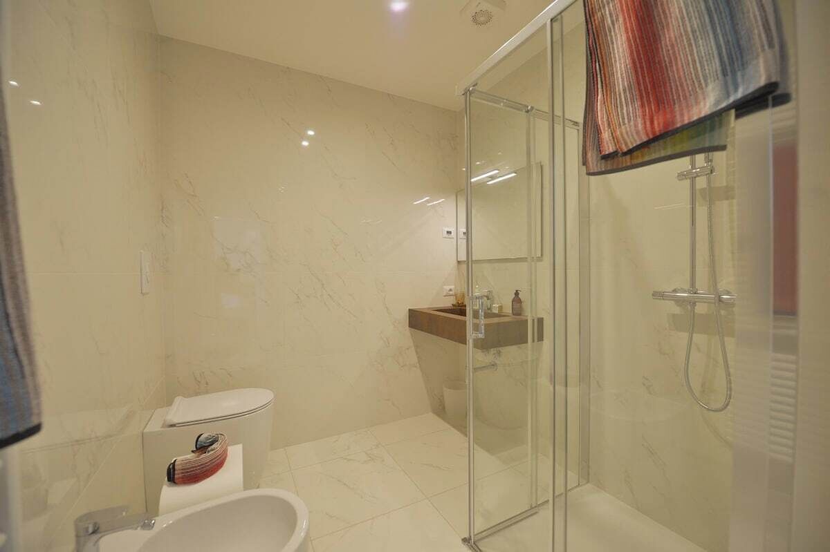 Douche, sèche-cheveux, serviettes fournies