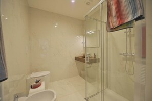 Shower, hair dryer, towels - The View-Garden: design lake view apt. with porch (Baveno)