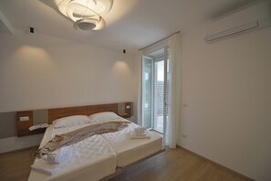 2 chambres, coffres-forts dans les chambres, fer et planche à repasser