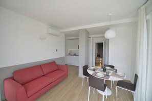 Dining - The View-Garden: design lake view apt. with porch (Baveno)