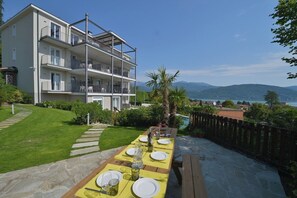 Outdoor dining - The View-Garden: design lake view apt. with porch (Baveno)