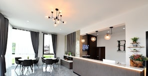 Coin salon dans le hall