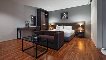 Blackout drapes, free WiFi, bed sheets