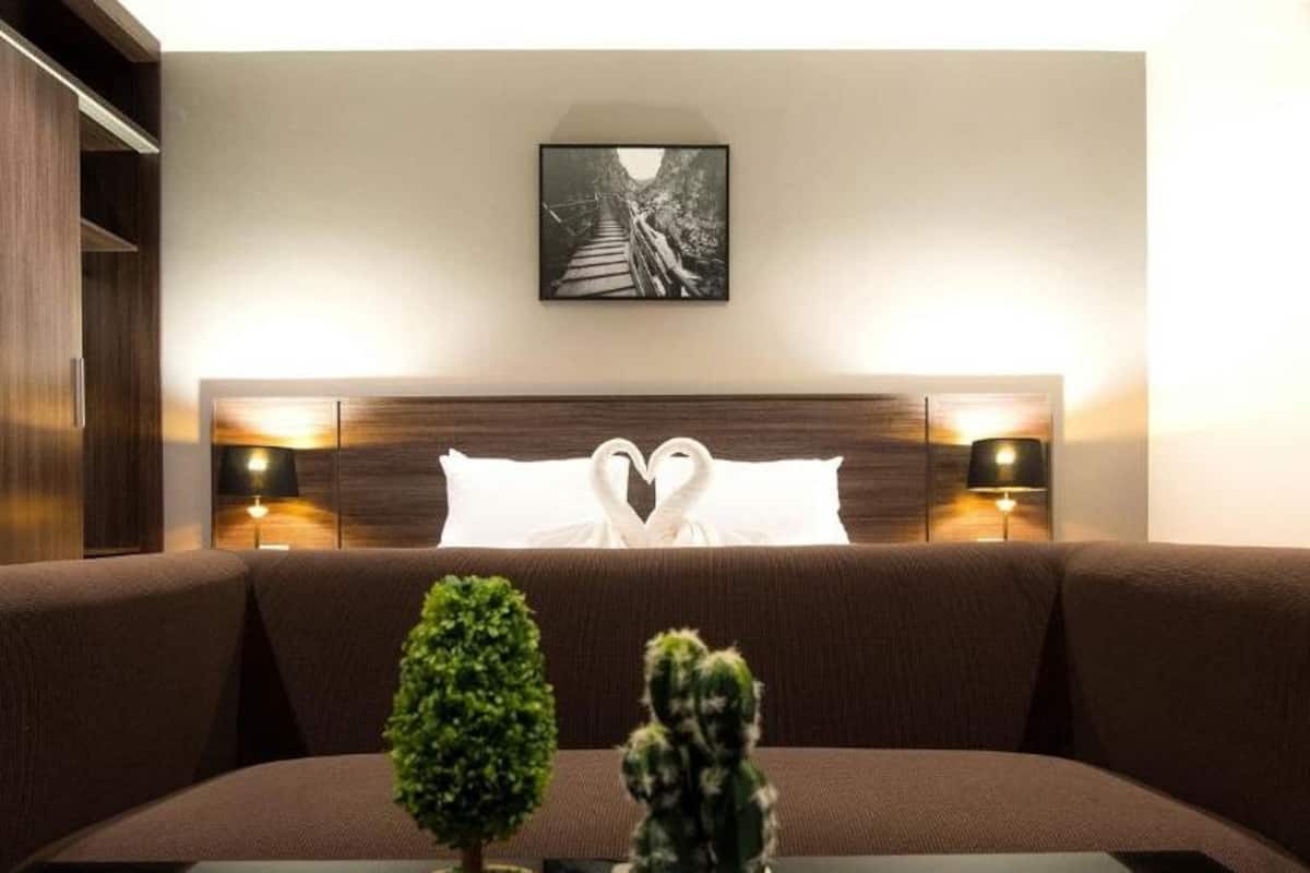 blackout curtains, free wifi, bed sheets